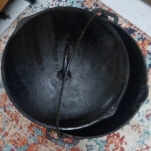 Cast iron pot